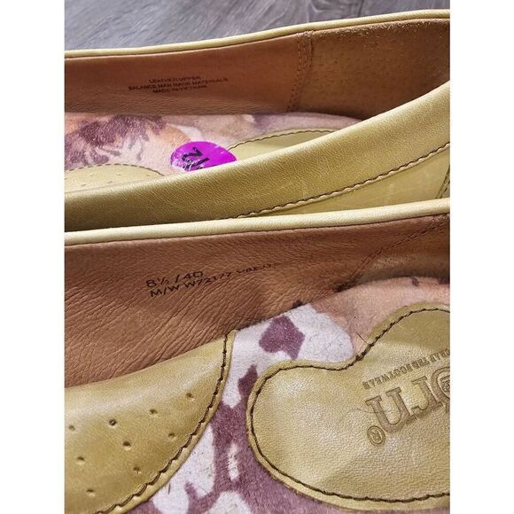 Born size 8.5 Women's Leather green flats - Picture 7 of 7